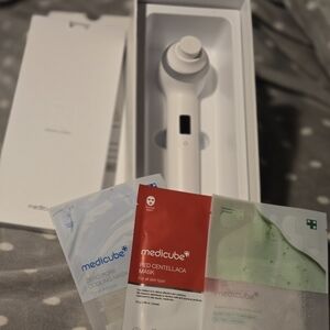 Medicube Radio Frequency AGE-R Ultra Tune 40.68 Skin Care Device + Face Masks